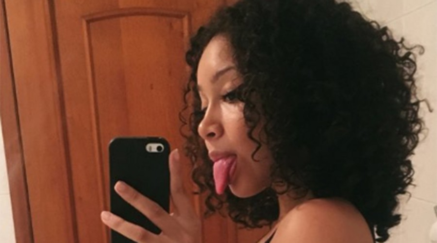 La selfie de una chica en el baño que se volvió viral por un extraño detalle | Redes