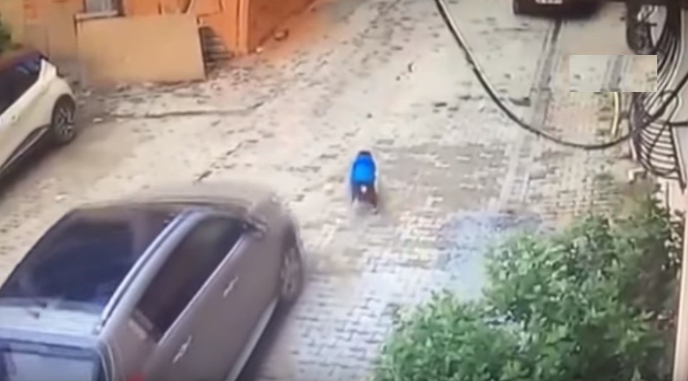 Video impactante: mujer le pasó por arriba con el auto a su hijo de 3 años, quien salió ileso | Redes