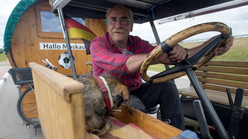 El hincha alemán que viaja hacia Rusia en un tractor de 1936 | Rusia 2018