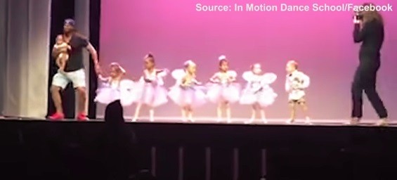 Un papá genial: se subió al escenario para ayudar a su hija con miedo escénico | Redes