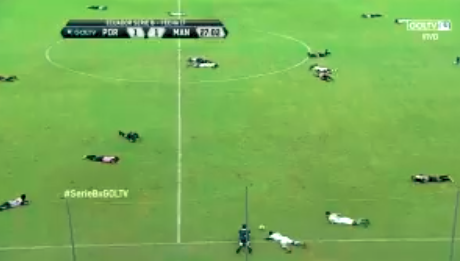 Insólito: ataque de abejas paralizó un partido de fútbol | Redes