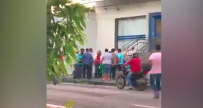 Fuerte video: transeúntes atacaron a un hombre tras ver que golpeaba a una mujer en plena calle | Redes