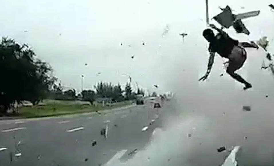 Video impactante: un conductor salió despedido de un camión por no usar cinturón | Internacionales