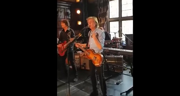 Paul McCartney sorprendió con un show sorpresa en un pub de Liverpool | Espectáculos