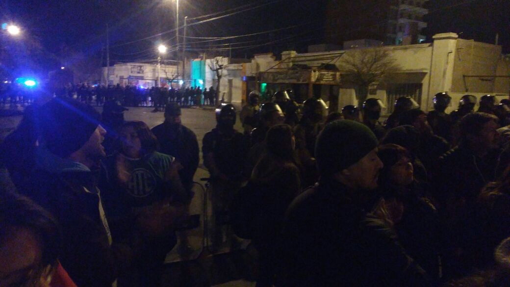 Reprimieron con gases y balas de goma a los docentes de Chubut | Política