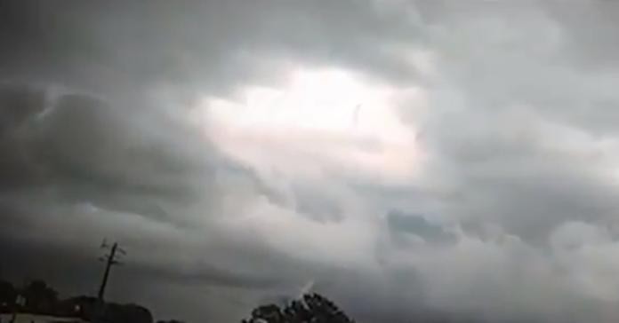 ¿Señal divina?: asegura que "filmó a Dios caminando entre las nubes" durante una tormenta | Curiosidades