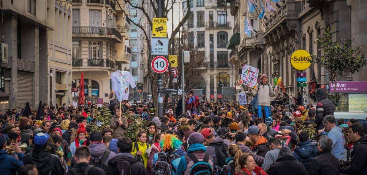 Artistas callejeros de todo el país se unen para permanecer en las plazas | Actualidad