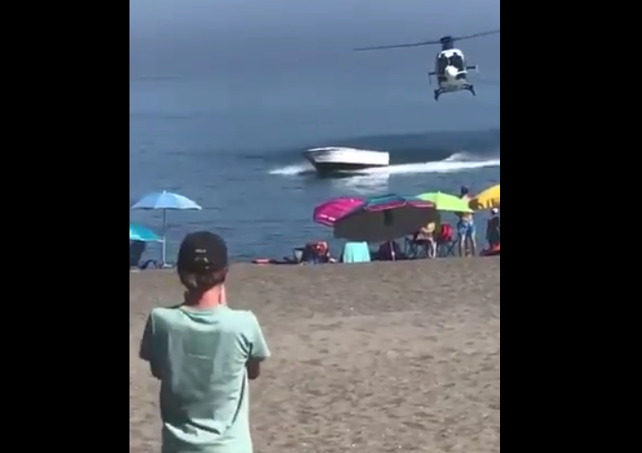 Increíble persecución: un helicóptero sorprendió a turistas en una playa para atrapar a una narcolancha | Redes