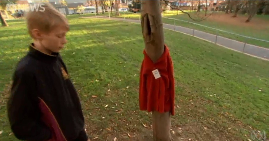 Deja ropa de abrigo en los árboles para los indigentes: "Si lo necesitas, llévatelo" | Redes