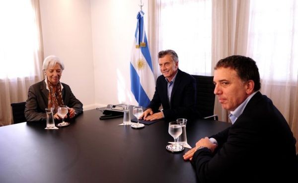 Carta de opositores al FMI: "A excepción del Gobierno, no hay quien apoye este acuerdo" | Política