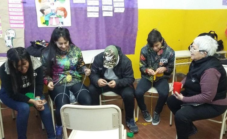 Estudiantes marplatenses tejen gorros de lana para personas que viven en la calle | Actualidad