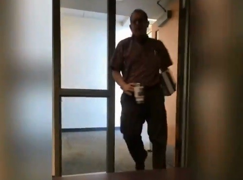 "Good morning" el saludo viral de un profesor grabado durante seis meses | Redes