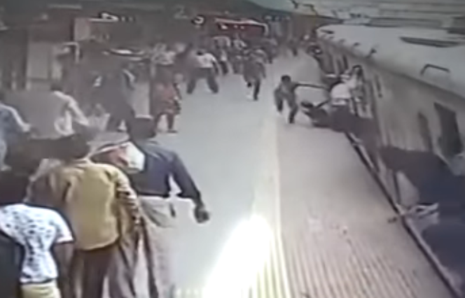 Dramático video: una mujer quedó atrapada en un tren en marcha y fue arrastrada por la estación | Redes