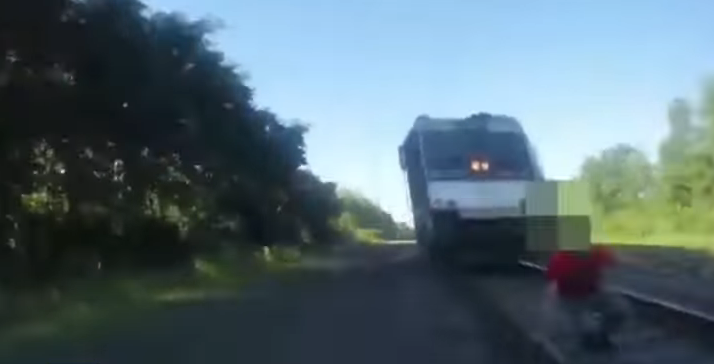 Dramático rescate: un policía salvó a un hombre de ser arrollado por un tren | Redes