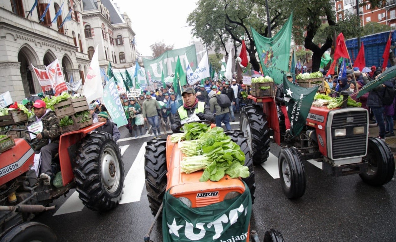 Pequeños productores realizaron un "tractorazo" frente al Ministerio de Agroindustria | Actualidad