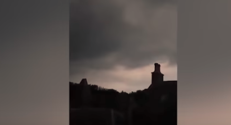 Video: grababa una tormenta eléctrica y un rayo cayó en su celular | Redes