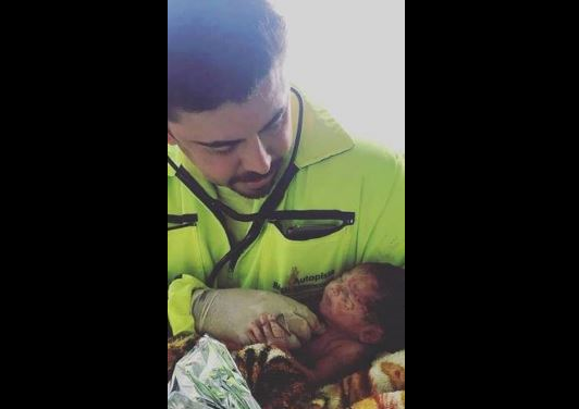 Una beba nació en medio de una autopista tras un accidente de tránsito en el que murió su mamá | Internacionales