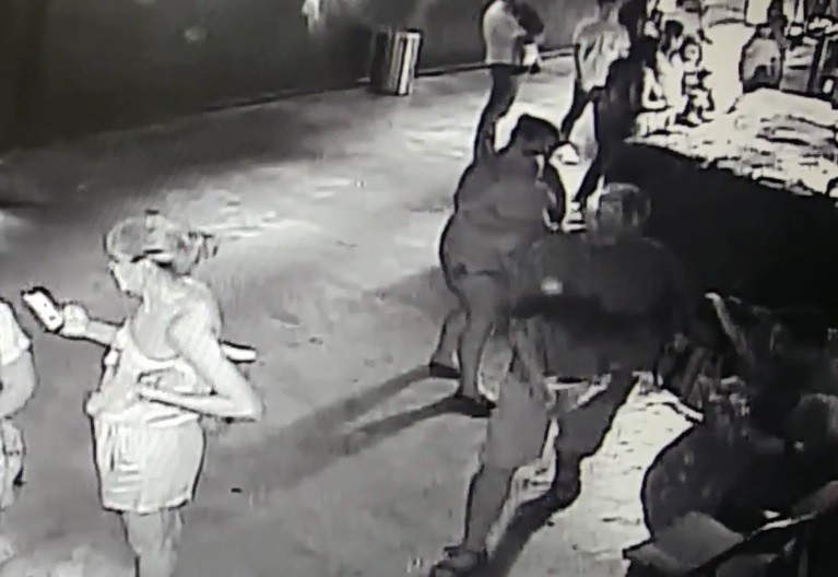 Video: detenido por robar un tiburón del acuario y llevárselo en un carrito de bebé | Internacionales