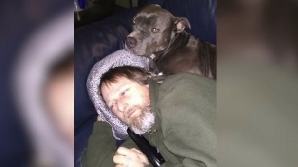 Un hombre perdió sus piernas y manos por una infección causada por una lamida de su perro | Internacionales