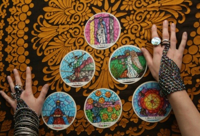 Tarotistas le dijeron que su dinero estaba embrujado y se lo "limpiaron" | Curiosidades