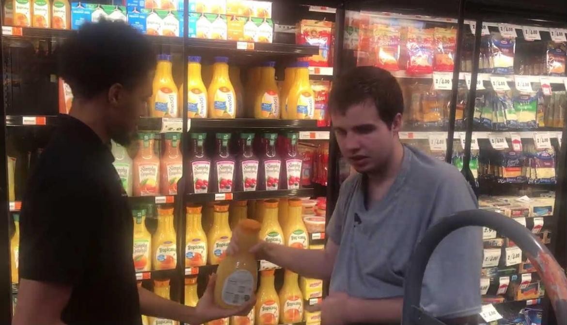 El emotivo gesto de un repositor de supermercado con un joven con autismo | Redes