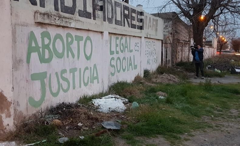Detuvieron a cinco mujeres por realizar pintadas a favor del aborto | Actualidad