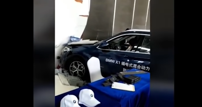 Video: una mujer probaba un lujoso BMW y lo estrelló al pisar por error el acelerador | Redes