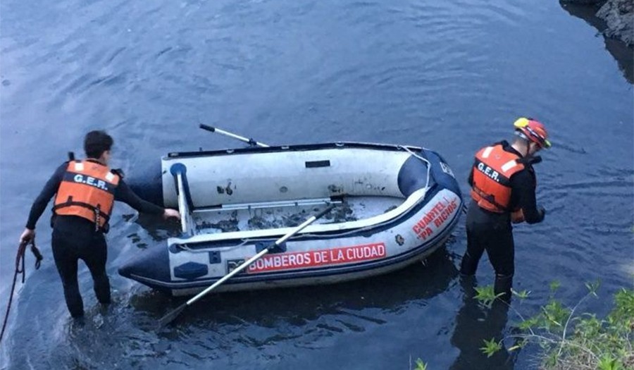 Una moto cayó al Riachuelo por un choque y murió un policía | Actualidad