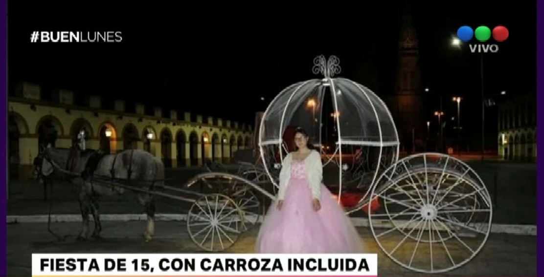 A lo Cenicienta: entró a su cumpleaños de 15 en una impresionante carroza | Actualidad