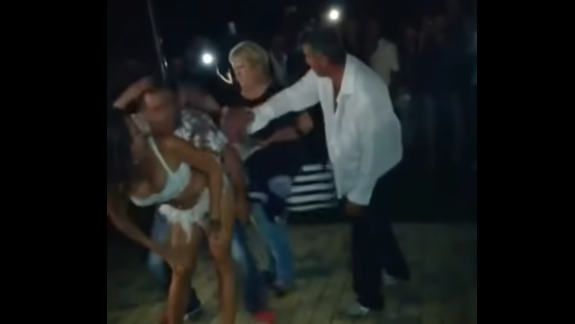 Infraganti: su esposa lo encontró en un boliche con una bailarina y le dio tremenda paliza | Redes