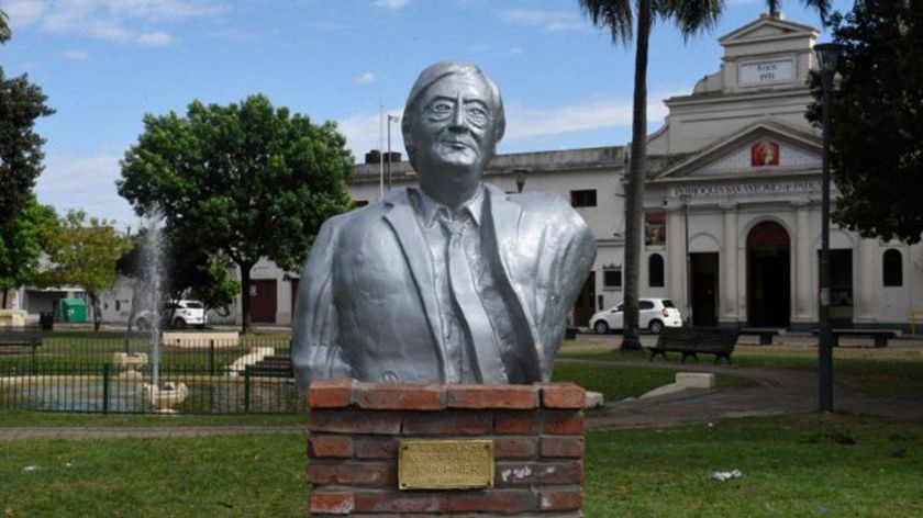 Impulsan el retiro de un busto de Kirchner y el cambio de nombre a un paseo peatonal | Política
