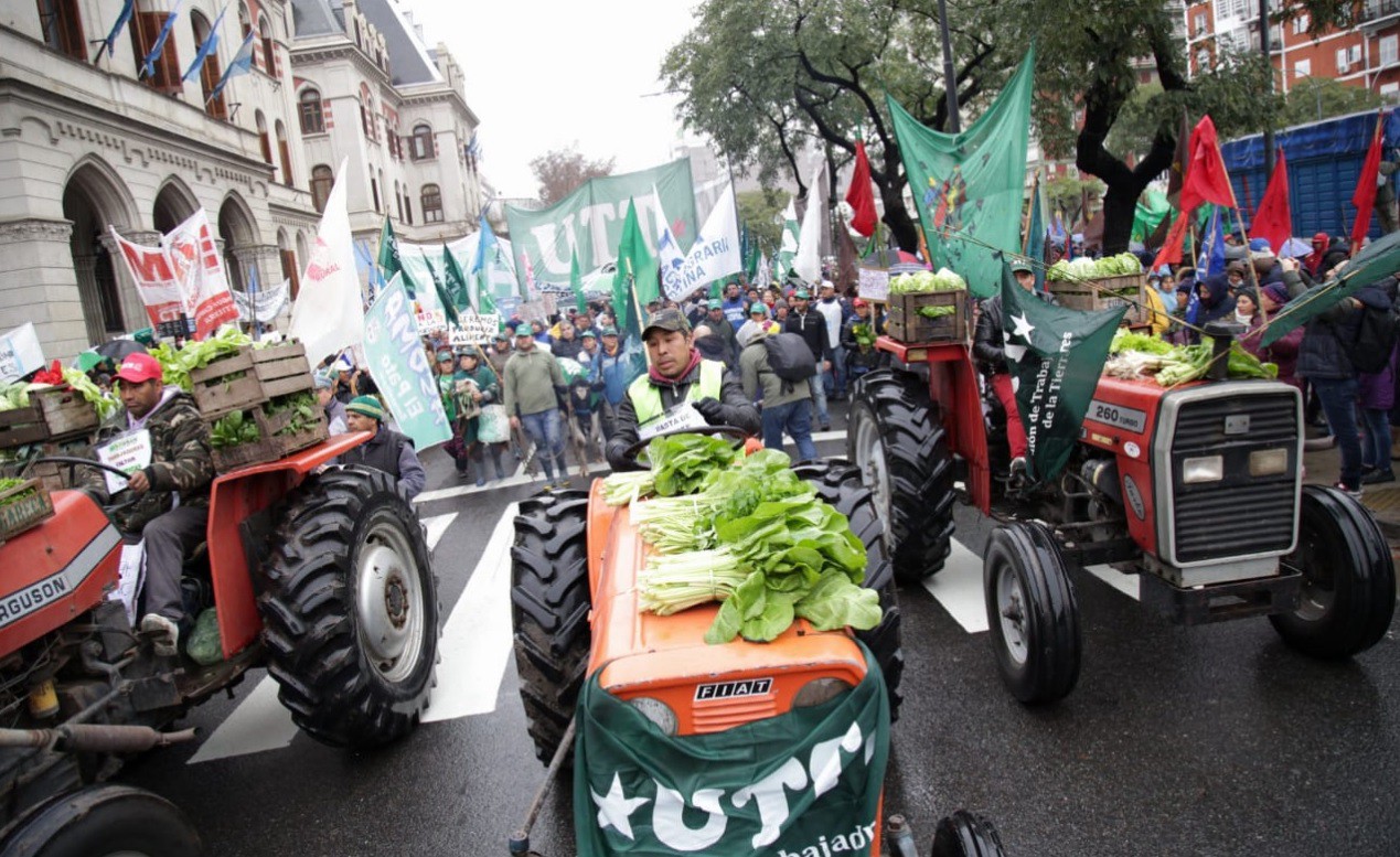 Pequeños productores realizaron un "tractorazo" frente al Ministerio de Agroindustria | Actualidad