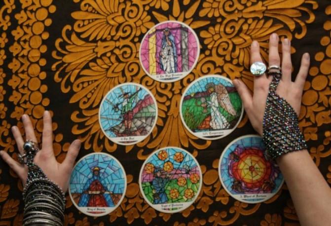 Tarotistas le dijeron que su dinero estaba embrujado y se lo "limpiaron" | Curiosidades