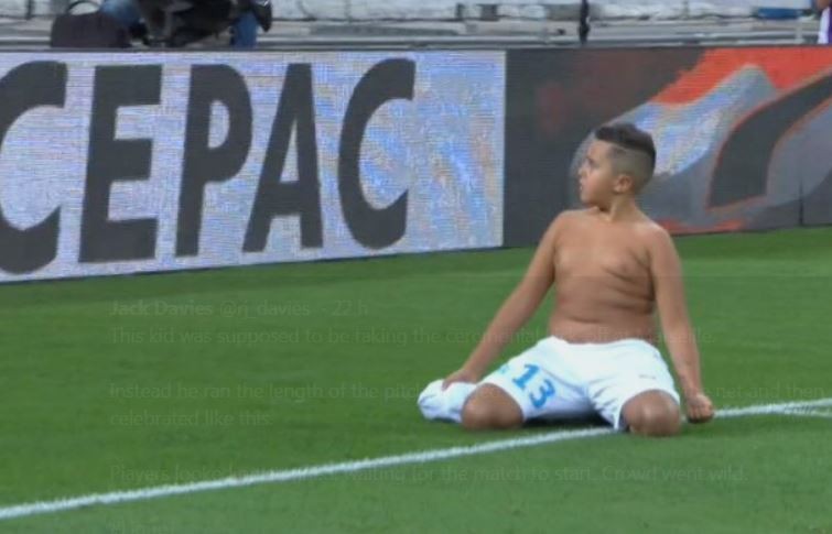 Nene viral: lo invitaron a hacer el puntapié inicial del partido, corrió con la pelota y metió un gol | Deportes