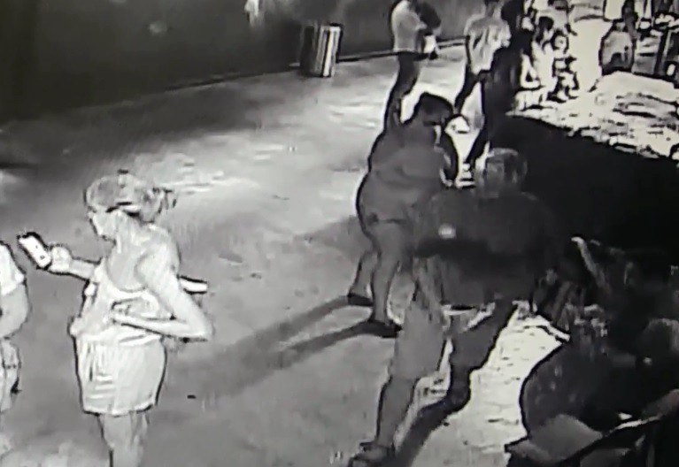 Video: detenido por robar un tiburón del acuario y llevárselo en un carrito de bebé | Internacionales