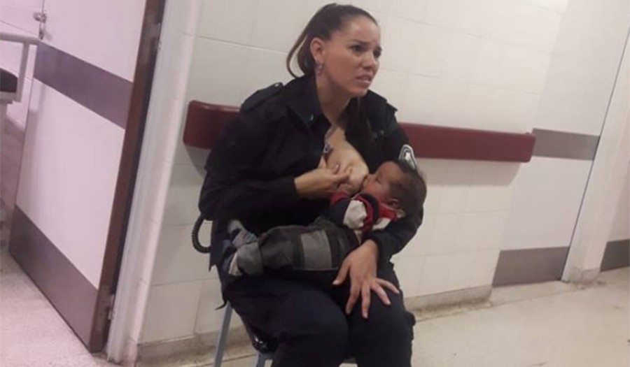 Una policía amamantó a un bebé internado y la foto se viralizó en las redes | Actualidad