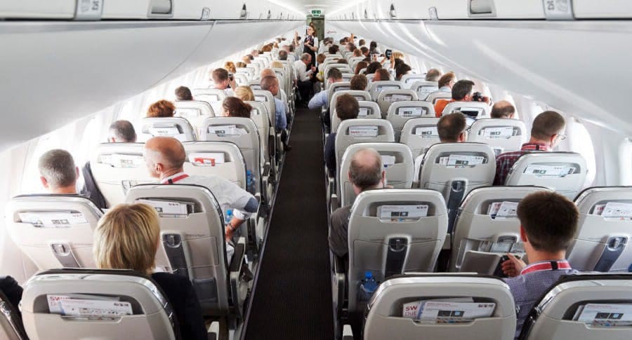 Detuvieron a un joven por orinar sobre otro pasajero en un avión | Internacionales