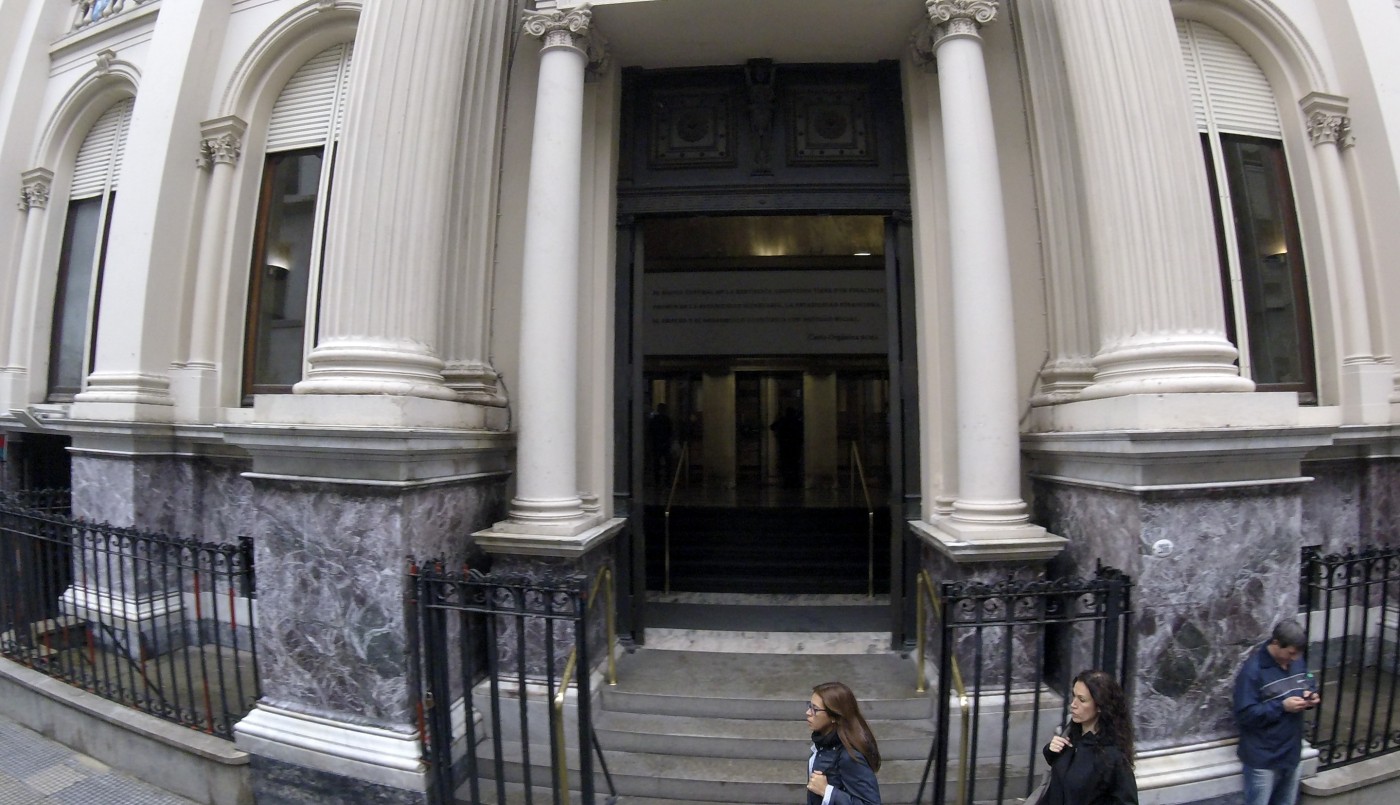 En un intento por frenar la escalada del dólar, el Banco Central fija tasa de política monetaria en 60% | Economía