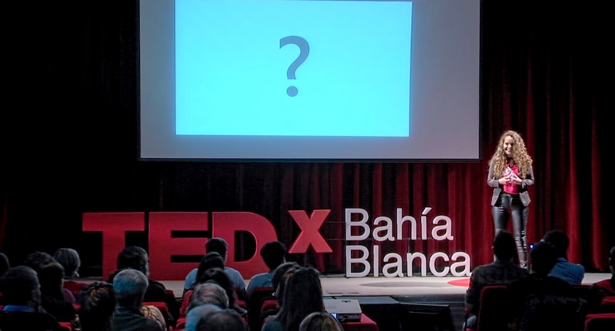 "¿Qué tienen los pobres en la cabeza?": la charla TED que es furor en las redes sociales | Redes