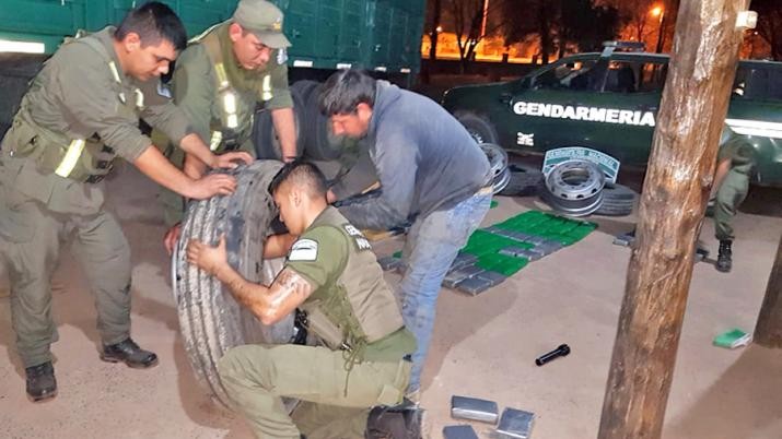 Transportaba 250 kilos de cocaína en las ruedas del camión | Actualidad