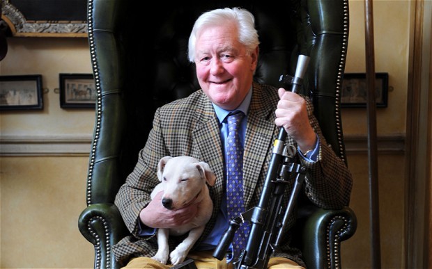 El multimillonario inglés de 72 años que busca "esposa joven" para que herede sus castillos | Curiosidades