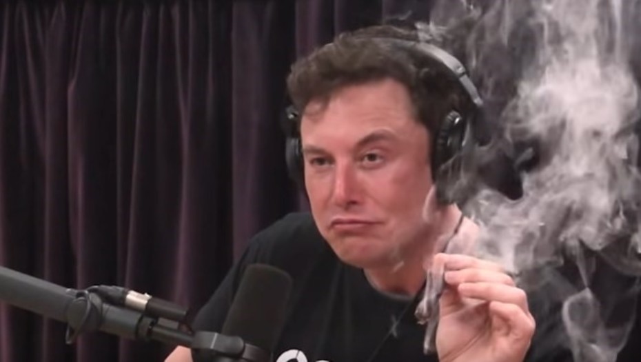 Elon Musk fumó marihuana en una entrevista y su empresa se desplomó en la Bolsa | Curiosidades