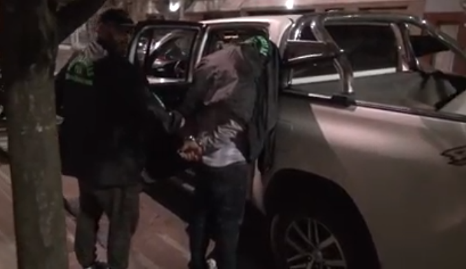 Avellaneda: detuvieron a un hombre que llevaba cinco ladrillos de cocaína en la rueda de una camioneta | Actualidad