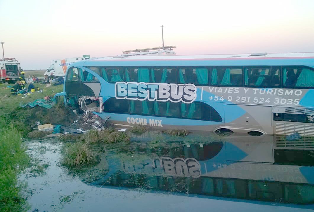 Corrientes: un micro cayó en un arroyo en la ruta 14 y murieron tres personas | Actualidad
