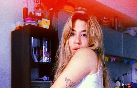 Jimena Barón ultra hot: fotos en tanga en la cocina y con cara de dormida | Espectáculos