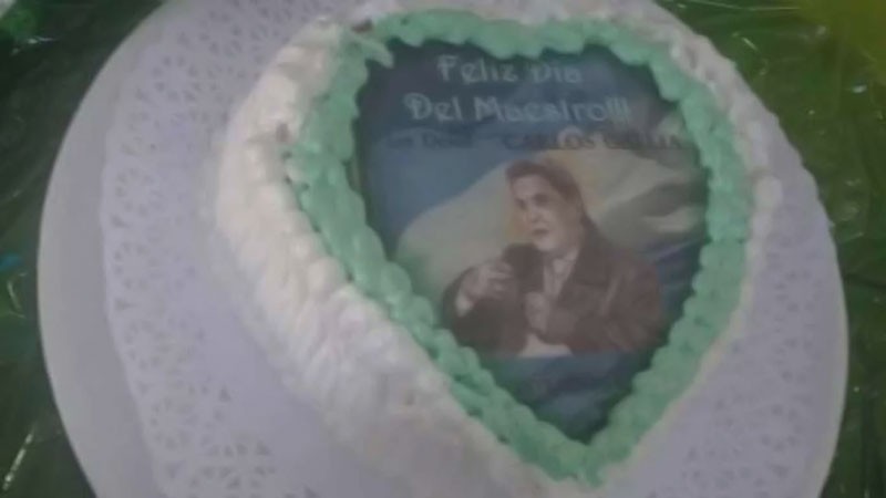Un intendente tucumano regaló por el Día del Maestro tortas con su cara | Política