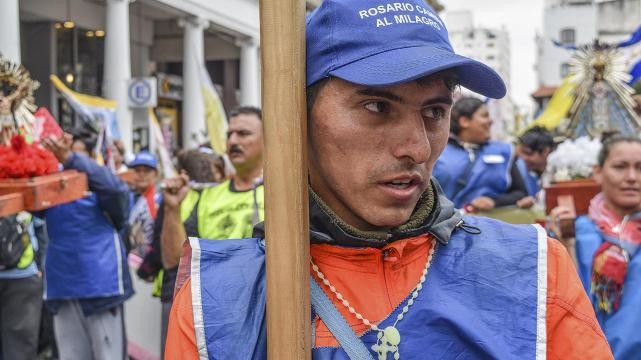 Caminó 180 kilómetros descalzo y cargando una cruz para pedir por su mamá | Actualidad