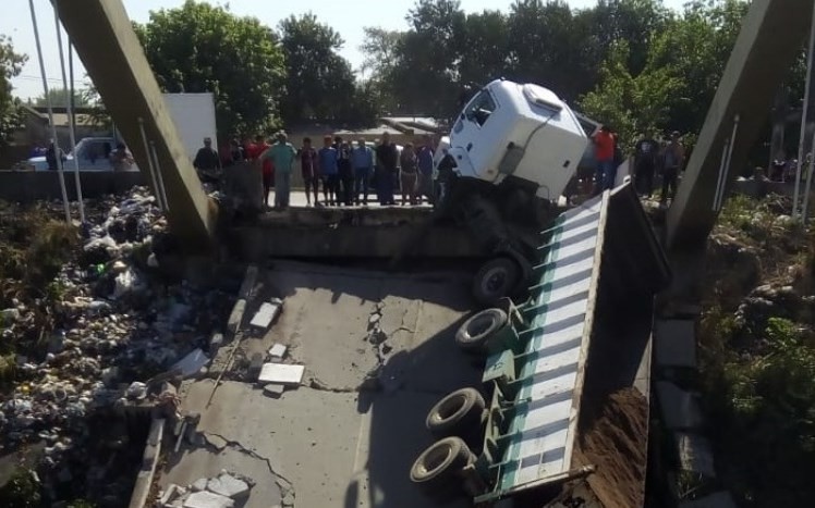Video impactante: se desplomó un puente en Tucumán y un camión quedó suspendido en el aire | Actualidad