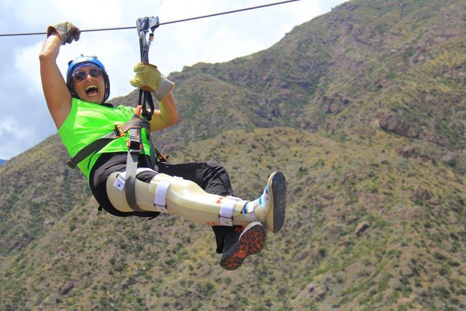 Se negó a que los médicos le amputaran la pierna y después de 23 cirugías escala montañas | Actualidad