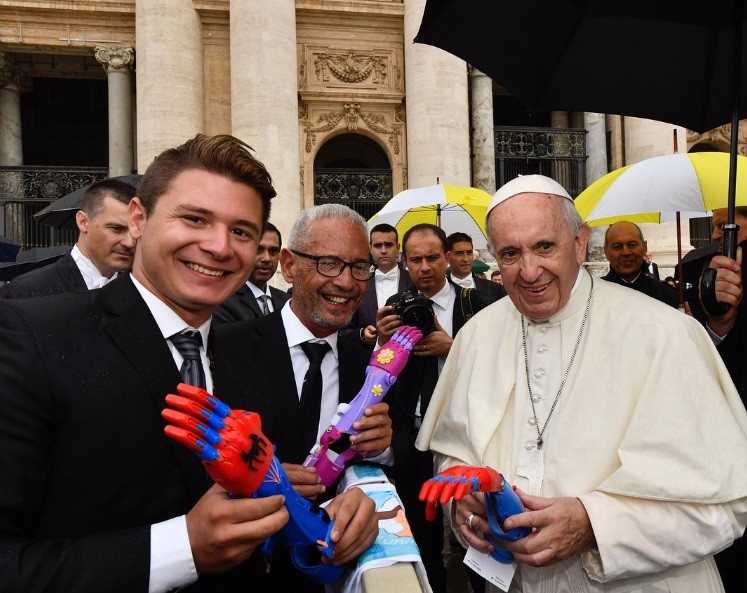 El Papa recibió al joven que regala las manos ortopédicas que fabrica con una impresora 3D | Actualidad